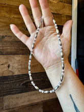 Load image into Gallery viewer, Torpedo choker Sterling Silver Pearls and pink conch