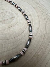 Load image into Gallery viewer, Torpedo choker Sterling Silver Pearls and pink conch
