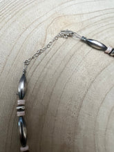 Load image into Gallery viewer, Torpedo choker Sterling Silver Pearls and pink conch

