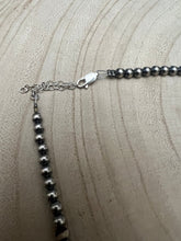 Load image into Gallery viewer, 4mm Purple spiny and Sterling Pearl choker - 14 inch
