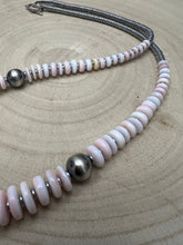 Load image into Gallery viewer, Pink Conch Graduated Necklace - 23 inch
