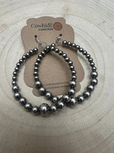 Load image into Gallery viewer, Graduated Sterling Silver Pearl Hoops
